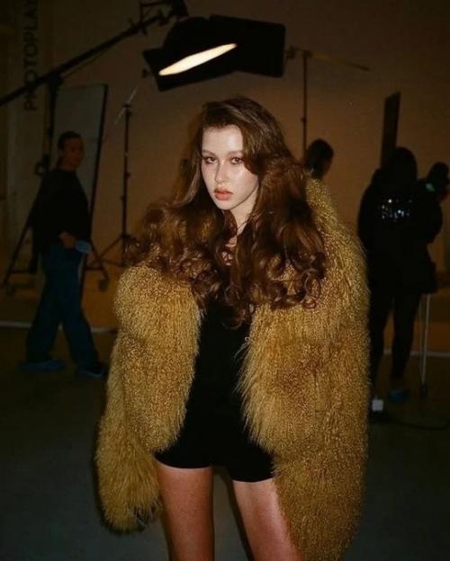 15-Летнюю анну пересильд захейтили за слишком взрослый образ. 05