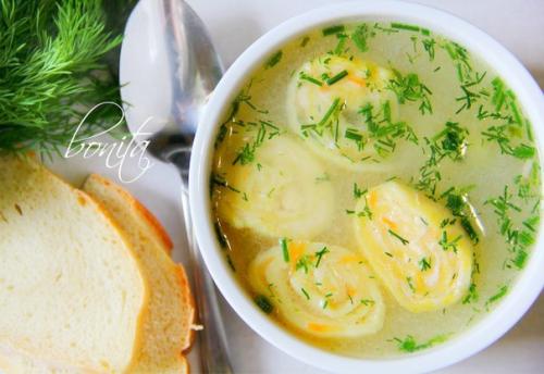 Вкусный куриный суп с сырными рулетиками. Вкусный куриный суп с сырными рулетиками.