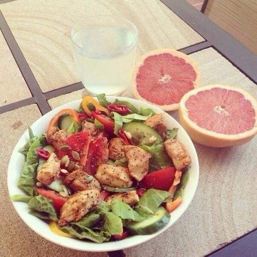 Правильный обед. 

Обед должен включать в себя белки (рыбу, морепродукты; мясо, птицу - отдавайте предпочтение постным частям.  