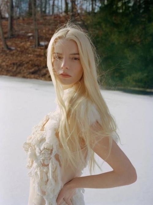 Аня Тейлор - Джой в новой фотосессии, приуроченной к выходу фильма Ущелье, который уже стал самым просматриваемым на стриминге. 04