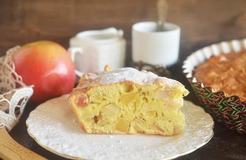 Яблочная шарлотка.  Ингредиенты: