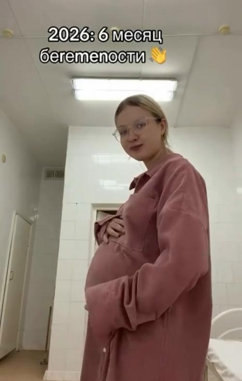 Даша, ставшая мамой в 13 лет, сейчас ждёт второго ребёнка и говорит, что это важный шаг на пути к возвращению старшей дочери. 02