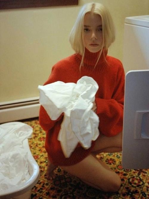 Аня Тейлор - Джой в новой фотосессии, приуроченной к выходу фильма Ущелье, который уже стал самым просматриваемым на стриминге. 03