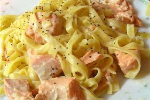 Фетуччини с семгой в сливочном соусе? Фетуччини с семгой в сливочном соусе?