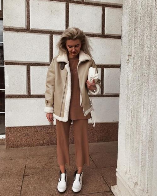 Трендовая дубленка авиатор удачно вписывается в образы спортшик и кэжуал.