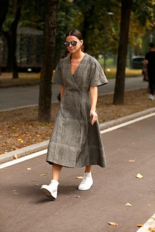 Платье в минималистическом стиле будет удачной покупкой, которая прослужит вам не один сезон. 01