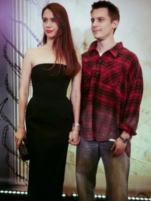 Иван Янковский со своей женой Дианой пожарской во время премьеры нового сериала Аутсорс. 02