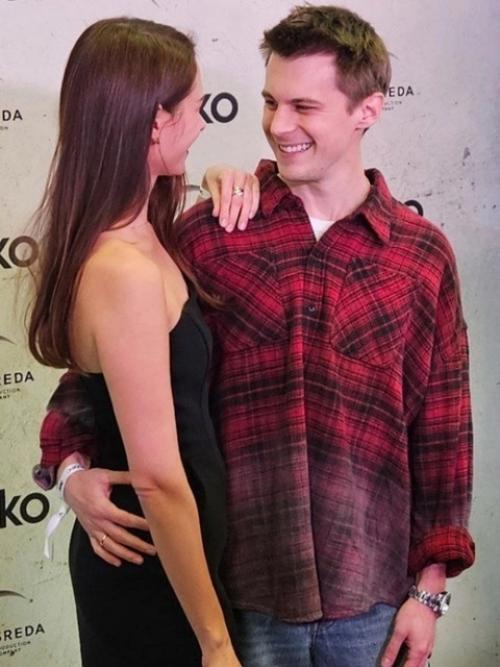 Иван Янковский со своей женой Дианой пожарской во время премьеры нового сериала Аутсорс. 01