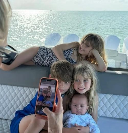 Анна Курникова раскрыла пол и имя их с Энрике иглесиасом четвёртого ребёнка - спустя три месяца после его рождения.  