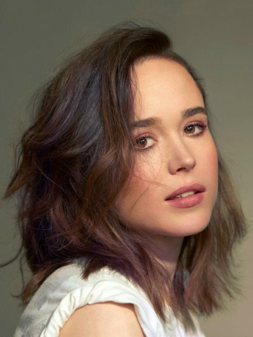 Актриса Эллен Пейдж, которая из девушки превратилась в парня, рассказала, что сменить пол её убедили голоса в голове. 

