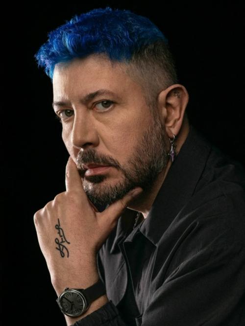 Подписчики Артемия лебедева за жестокие слова о бездомной собаке отменяют.

