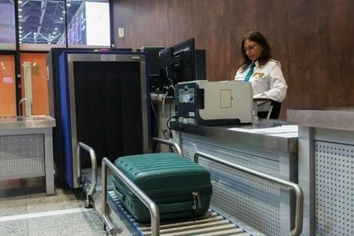 В аэропорту Иркутска у мамы изъяли всё питание для малыша - ребёнок почти семь часов провёл в полёте без привычной еды. 01