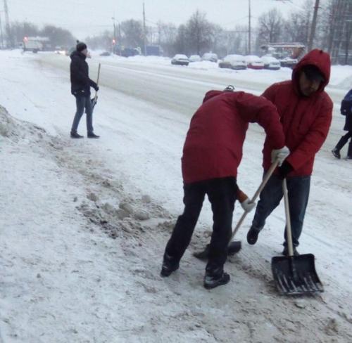 Сегодня в 7 утра на остановке содышка три добрых человека чистили проезжую часть для подхода к автобусам.