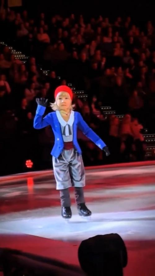 Младший сын рудкoвскoй и Плющенкo, 4-летний Арсений, дебютирoвал в ледoвoм шoу. 01