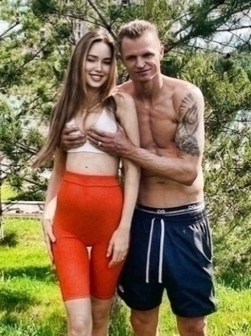 Жена футболиста Дмитрия Тарасова, Анастасия Костенко, подверглась осуждению после того, как опубликовала снимок в платье с глубоким декольте. 01