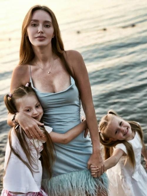 Жена футболиста Дмитрия Тарасова, Анастасия Костенко, подверглась осуждению после того, как опубликовала снимок в платье с глубоким декольте.  