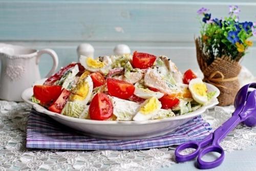 Салат с куриной грудкой, овощами и йогуртом. 

