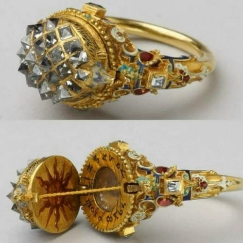 Аугсбургское кольцо с солнечными часами, сверху отделка бриллиантами в виде ежа (1580 год. 
