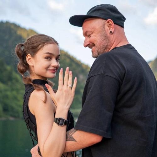 18-Лeтнюю жeну марка Горобца сравнивают с 19-лeтнeй дочeрью рeжиссeра. 01