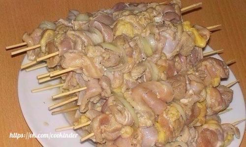 В том случае, если погодка пока не очень, шашлык можно сделать в духовке. 02