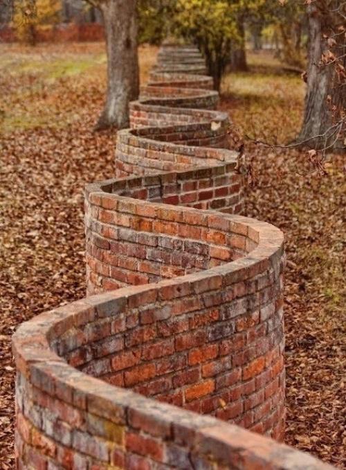 Изобретение такого волнистого декоративного забора приписывают Томасу Джефферсону.  