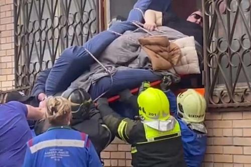 Умер 400-килограммовый мужчина, ради которого мчс спилили оконную раму в квартире. 01