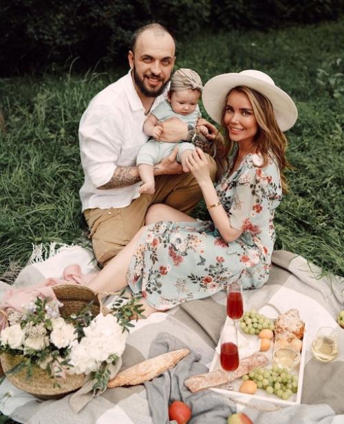 Рэп - исполнитель SТ, его жена Ассоль Васильева и малышка дочка! 02