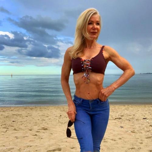 Восхитительная 63-летняя бaбyшка лecли мaкcвелл.