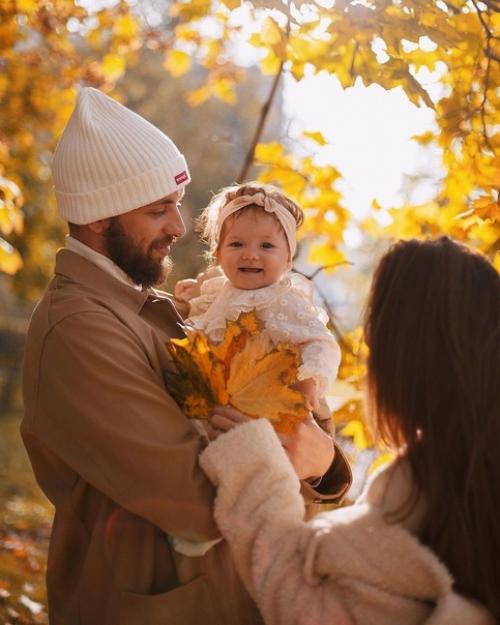 Рэп - исполнитель SТ, его жена Ассоль Васильева и малышка дочка!  
