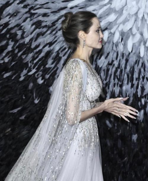 Анджелину джоли не узнать за последнее время. 02