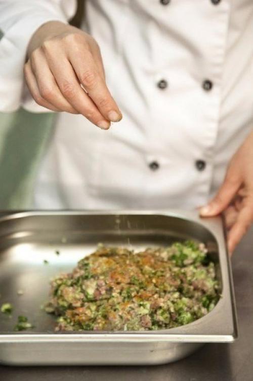 Хинкали.  Хинкали принято считать чем-то сродни пельменям или мантам. 05