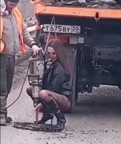 Эpo - тaнeц дoчepи чинoвникa пepeд мигpaнтaми - paбoчими. 01