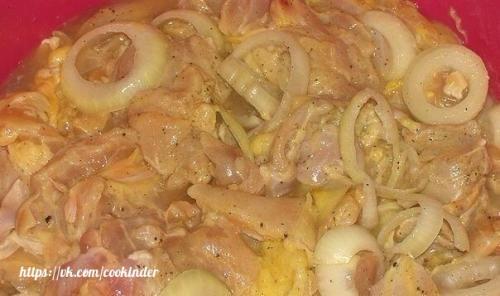 В том случае, если погодка пока не очень, шашлык можно сделать в духовке. 01