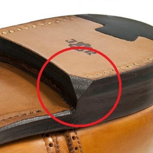 Зачем мужчины в XIX веке делали разрез на пятке на своих туфлях. 01