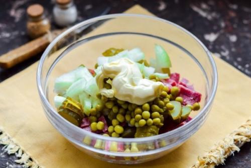 Салат из колбасы и маринованного лука. 02