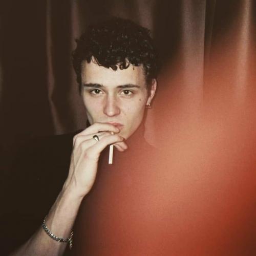 Курение вредит здоровью, но у них это выглядит соблазнительно. 02