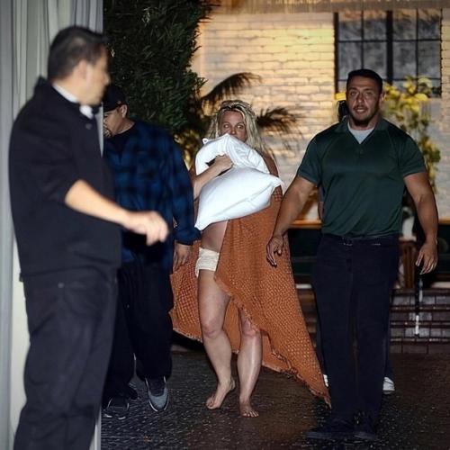 У Бритни Спирс проблемы со здоровьем, поклонники обеспокоены её состоянием. 03