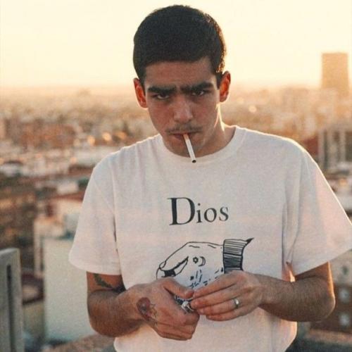 Курение вредит здоровью, но у них это выглядит соблазнительно. 01