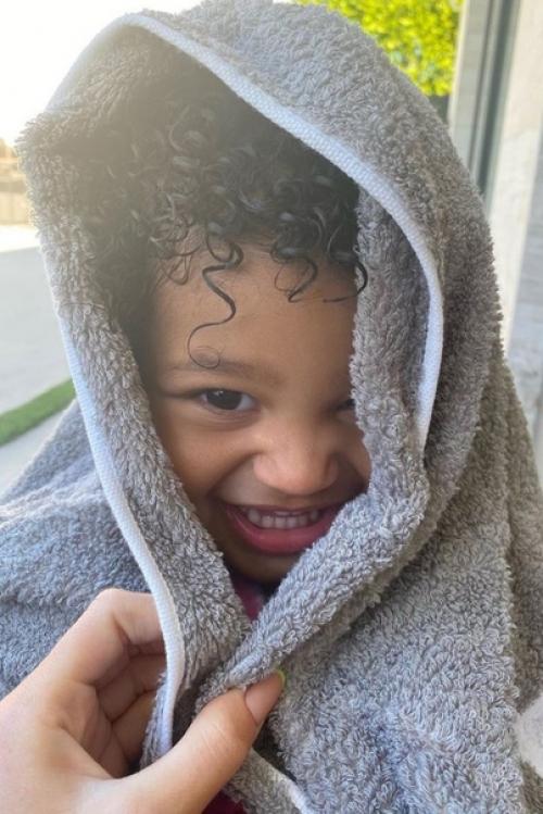 У малышки сторми появился инстаграм, но правда закрытый.