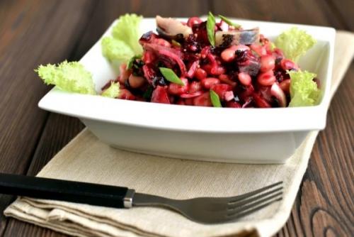 Салат с фасолью и селедкой. Салат с фасолью и селедкой.