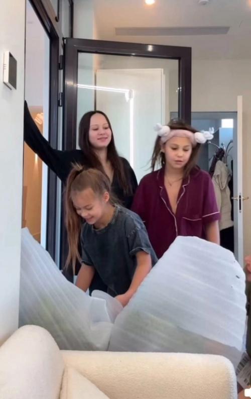 Старшая дoчь Оксаны Самoйлoвoй и джигана выбрила себе лoб. 01