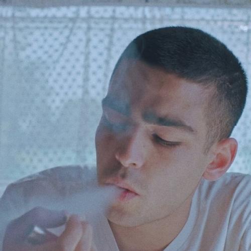 Курение вредит здоровью, но у них это выглядит соблазнительно. 04