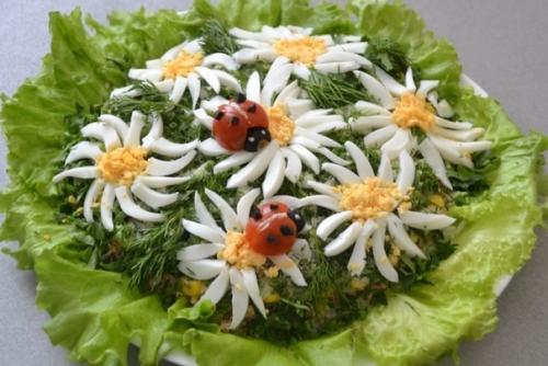 Салат с горбушей Ромашковое Поле. Салат с горбушей Ромашковое Поле.