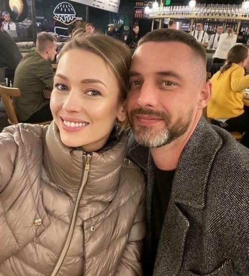44-Летний Антон Батырев, от которого ушла четвёртая жена с маленьким ребёнком, признался, что у него начался новый роман. 

