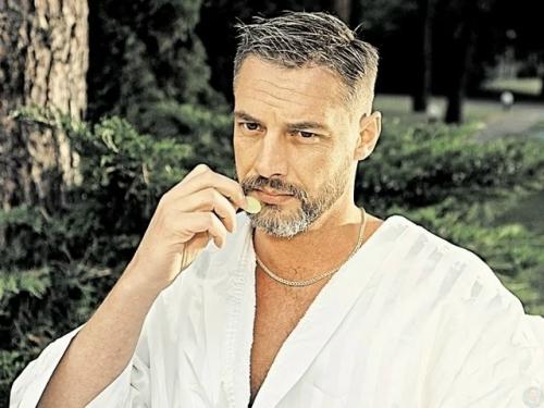 44-Летний Антон Батырев, от которого ушла четвёртая жена с маленьким ребёнком, признался, что у него начался новый роман. 02