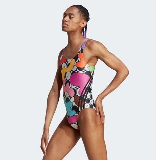 Adidas захейтили из-за мужика в рекламе женских купальников. 01 Adidas захейтили из-за мужика в рекламе женских купальников. 01