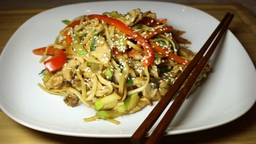 Лапша Удон с курицей и овощами. Лапша Удон с курицей и овощами.