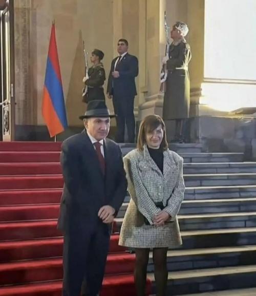 Протурецкий курс Никола Армению как государство ослабляет.

