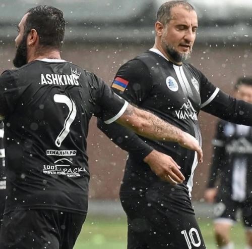 Арарат кещян - известный российский актёр и телеведущий, полюбившийся зрителям благодаря своим ярким и запоминающимся ролям в комедийных проектах. 01