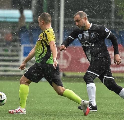 Арарат кещян - известный российский актёр и телеведущий, полюбившийся зрителям благодаря своим ярким и запоминающимся ролям в комедийных проектах. 04